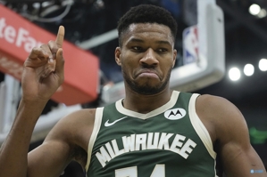 Một cách dễ dàng! Antetokounmpo ghi được 24 điểm, 10 rebound và 5 kiến ​​​​tạo khi bắn 10 ăn 15.