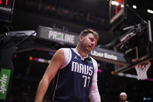 Đầy đủ nhưng còn nhiều sai sót! Doncic ghi được 15 điểm, 7 rebound và 7 kiến ​​​​tạo khi thực hiện 6/12 cú sút trong hiệp và có tới 5 lần chuyển bóng.