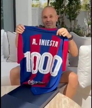 Ở tuổi 39, Iniesta đạt cột mốc 1.000 trận trong sự nghiệp và Barcelona đã tặng anh một chiếc áo đấu kỷ niệm.