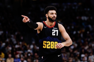 Ngược lại thường thành công! Jamal Murray ghi được 11 điểm, 2 rebound và 3 kiến ​​​​tạo khi bắn 5/7 trận trong hiệp đầu tiên.