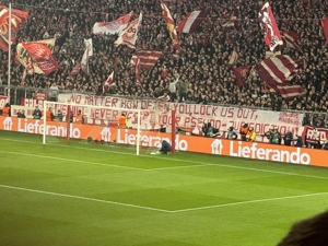 Phản đối án phạt của UEFA! Các biểu ngữ được trưng bày trên khán đài Bayern: Tôi sẽ không chấp nhận quyền tài phán giả của bạn!