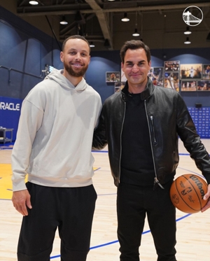 Federer tới thăm sân nhà Warriors, Curry và Paul Klay lần lượt chụp ảnh cùng anh