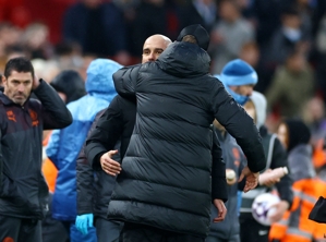 Tiếng còi chung cuộc trận đấu gần nhất Ngoại hạng Anh vang lên, Klopp và Guardiola ôm nhau rất lâu