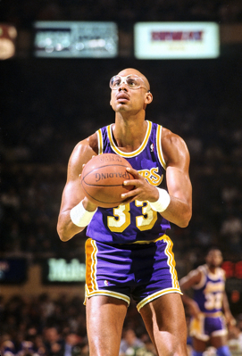 Ngày này 37 năm trước: Kareem Abdul-Jabbar lên ngôi “Vua phạm lỗi” trong lịch sử NBA và kỷ lục vẫn tiếp tục cho đến ngày nay