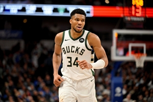 Bạn là cơ sở! Antetokounmpo ghi được 34 điểm, 12 trong số 24 & 10 trong số 15 quả ném phạt, 7 rebound và 10 kiến ​​​​tạo.