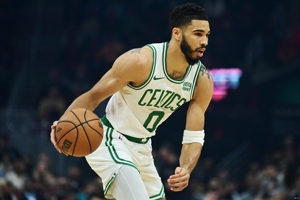 Tay nóng quá! Tatum đã ghi được 38 điểm cao nhất trò chơi khi bắn 13/25, cộng với 6 rebound và 4 trong 10 quả ba điểm.