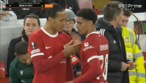 Pha vào bóng của Kwanza bị vàng và Klopp phàn nàn về màu vàng, Van Dijk vào sân thay Kwanza