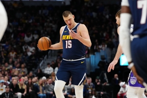 Chơi trong 12 phút! Jokic ghi được 13 điểm và 8 rebound khi bắn 5/9 trong hiệp đầu tiên.