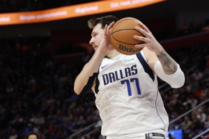 Hiệu suất toàn diện! Doncic ghi được 34 điểm khi thực hiện 11/23 cú sút, 9 rebound, 8 kiến ​​​​tạo và 4 lần đánh cắp.