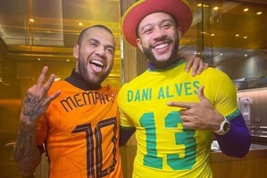 Phóng viên: Cha con Neymar từ chối giúp đỡ, Depay trả tiền bảo lãnh cho Alves