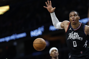 Người đó đã quay lại! Lu xác nhận rằng Westbrook sẽ trở lại vào ngày hôm nay. The Clippers đã bỏ lỡ 12 trận đấu sau đó vì chấn thương.