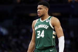 Ba cặp là vô ích! Antetokounmpo ghi được 29 điểm khi sút 14/25, 21 rebound, 11 kiến ​​​​tạo và 3 cản phá. Hai quả ném phạt quan trọng rất đau đớn.