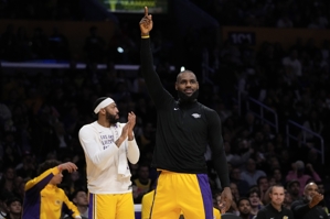 Bỏ qua: Hôm nay đến lượt LeBron dẫn dắt đội, điều này đỡ khó hơn nhiều so với việc dẫn dắt đội đánh bại Bucks với đôi lông mày dày ngày hôm qua.