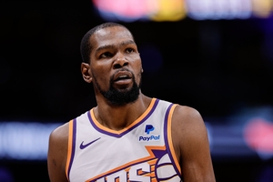 Rất ổn định! Durant thực hiện 9 trong số 14 cú sút và 3 quả ném phạt, ghi 22 điểm, 6 rebound và 6 kiến ​​​​tạo với điểm cộng trừ là +22