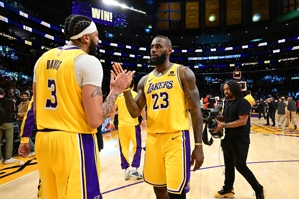 Lần đầu bị ngược 21 điểm + màn ngược dòng hôm nay thất bại, Kings bị Lakers cầm hòa, xếp nhất nhờ lợi thế đối đầu