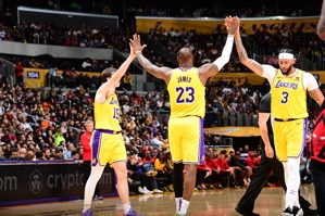 Lakers đã vượt qua Kings và vươn lên vị trí thứ 8 tại Western Conference, thứ hạng cao nhất của họ kể từ ngày 29 tháng 12 năm ngoái!