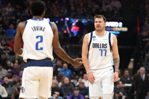 Bộ đôi mạnh nhất? Doncic và Irving đã cùng nhau ghi được 85 điểm hôm nay, số điểm cao nhất kể từ khi cả hai hợp tác.