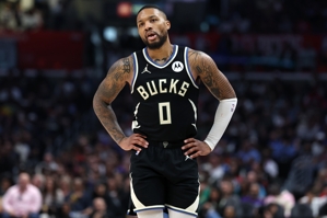 Dòng bên ngoài là không chính xác! Lillard ghi được 23 điểm, 1 trong 7 quả ném ba điểm, 6 pha kiến ​​​​tạo và 2 lần cản phá, và 14 trong số 15 quả ném phạt.