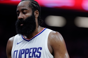 Đã không xuất hiện trong quý vừa qua! Harden chơi 26 phút và ghi được 22 điểm, 5 rebound và 5 kiến ​​​​tạo khi bắn 6/11, với điểm cộng trừ thấp nhất là -20.